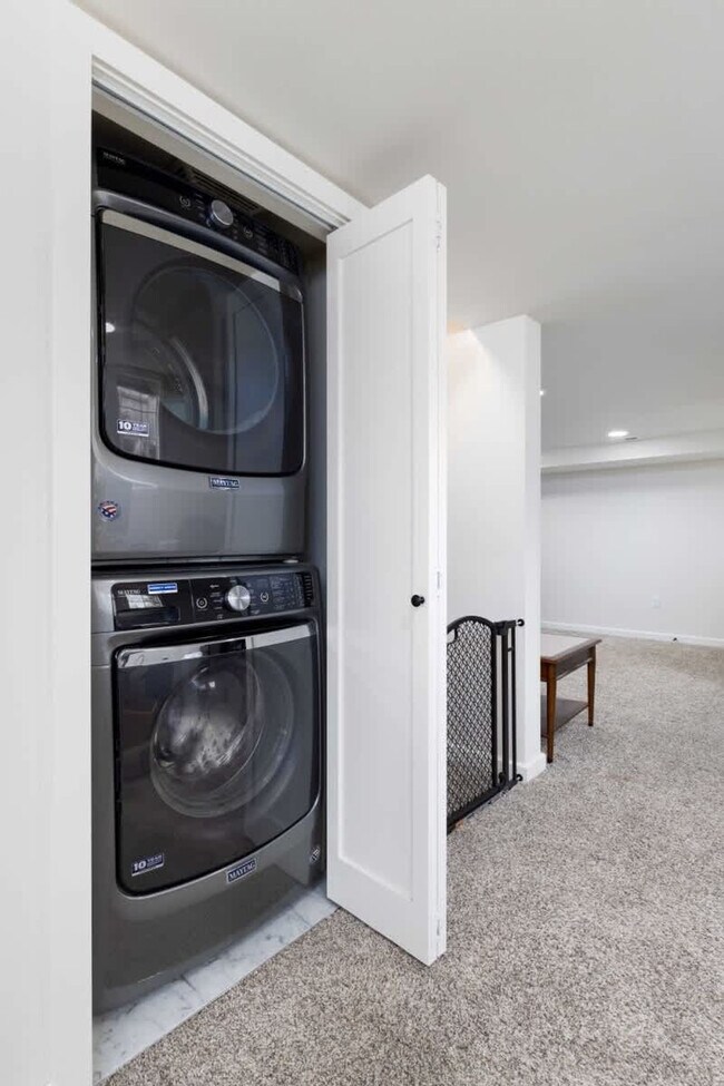 Building Photo - 3701 SW Henderson St