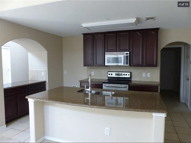 Building Photo - 5405 Crimson Oaks Dr