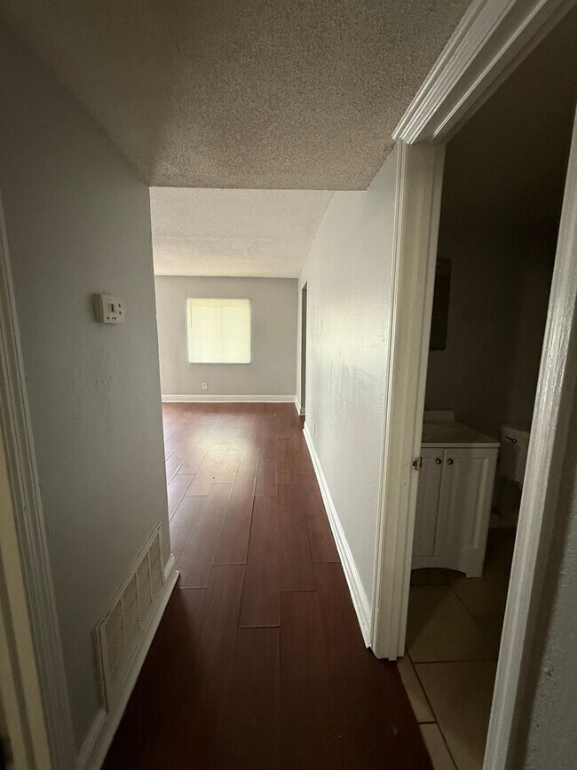 Building Photo - 1301 Stiles Ave