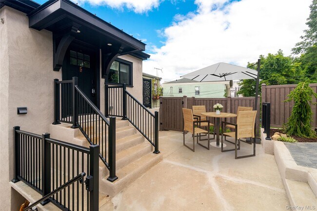 Building Photo - 86 Main St