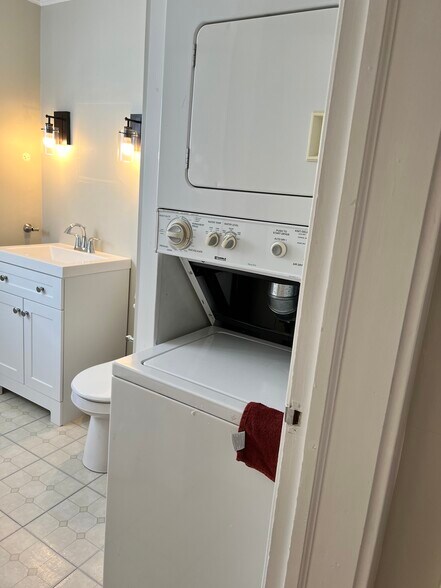 Building Photo - 2 East St