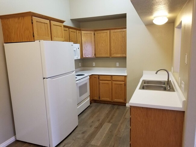 Building Photo - 3 Bed, 2 Bath in Orem - with pool access!