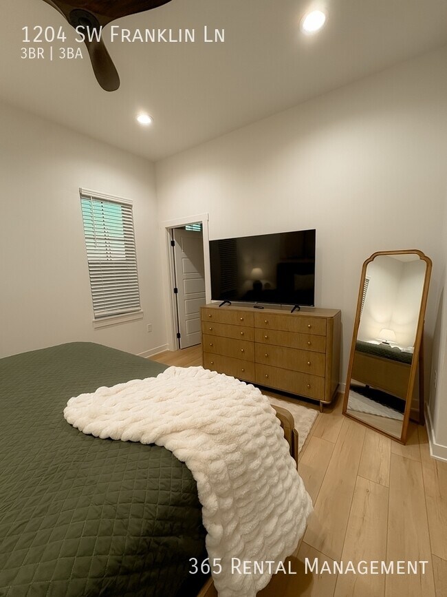 Building Photo - 1204 SW Franklin Dr