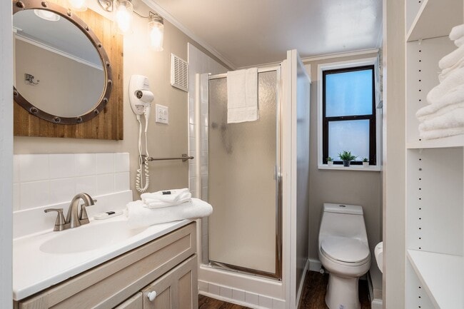 Building Photo - Ocean view 1 bedroom bottom floor unit close to Alki