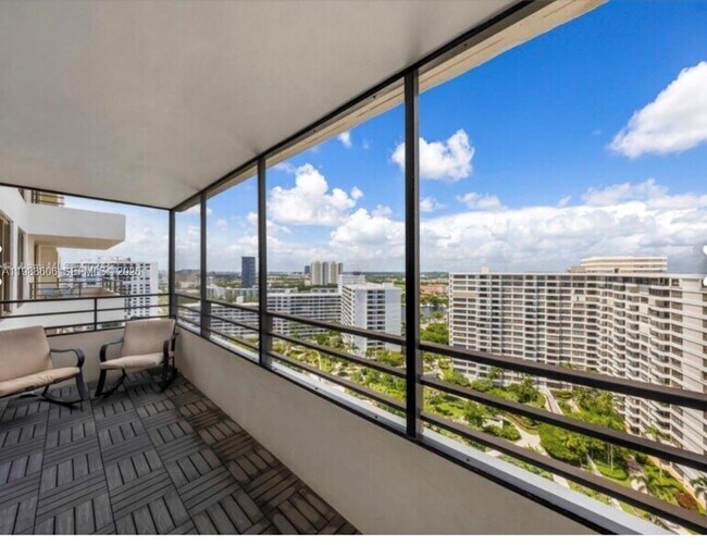 Building Photo - 2500 Parkview Dr