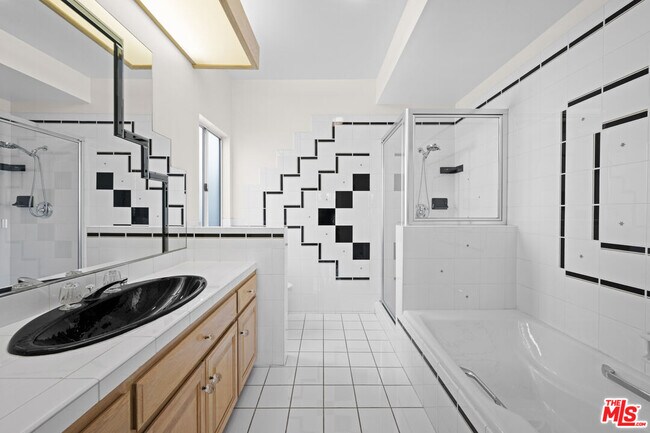 Building Photo - 224 S Palm Dr