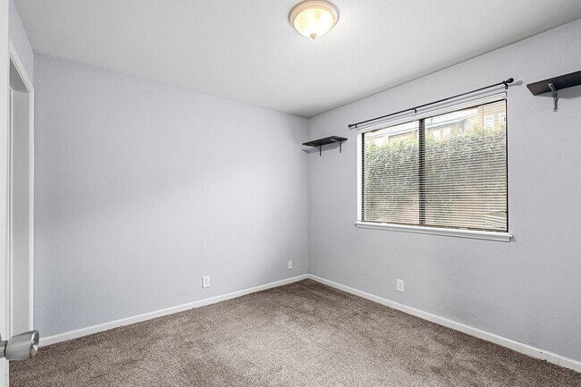 Building Photo - $200 Off First Months Rent! Cozy 3-Bedroom...