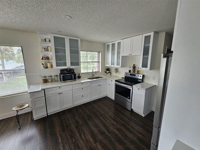 Building Photo - 161 SE Village Dr