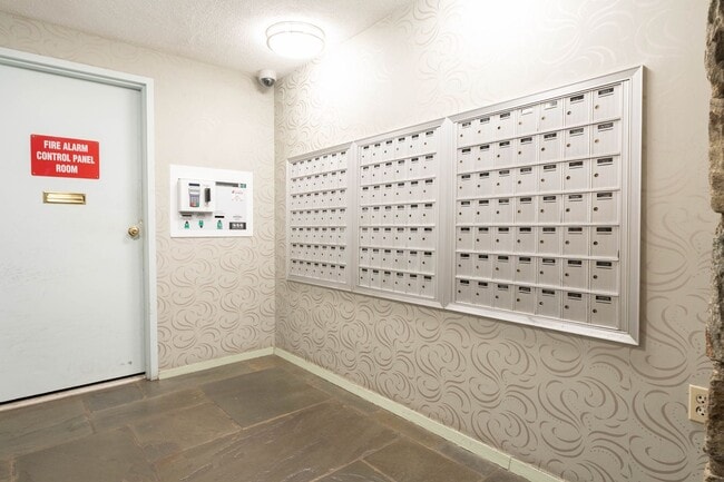 Building Photo - 1 Bed 1 Bath Condo in Barcroft Hills