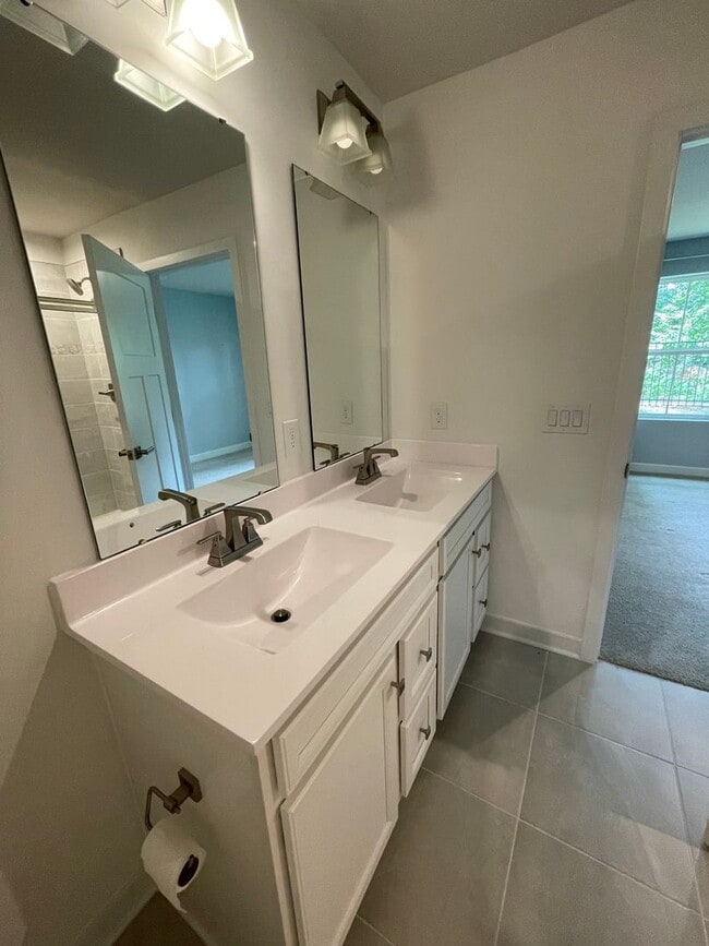 Building Photo - Brand  New!!!! 3 bedroom Townhome 2.5 Bath near Furman University !!!