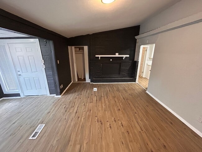 Building Photo - Easy and Breezy on Lakeview