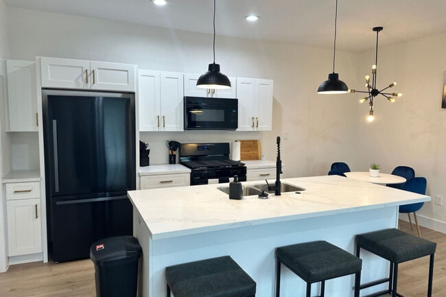 Building Photo - 929 Marjorie St