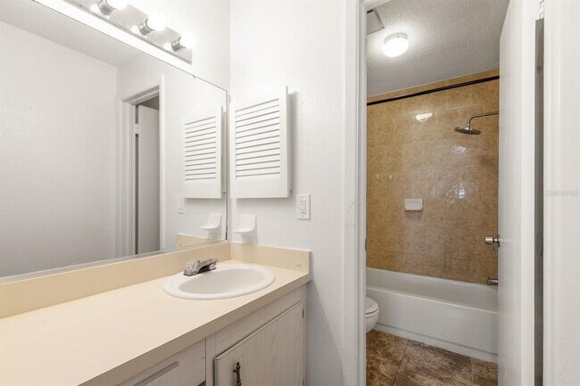 Building Photo - 200 Country Club Dr