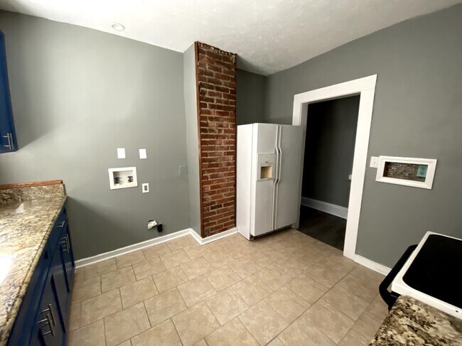 Building Photo - 817 Ferdinand Ave Sw