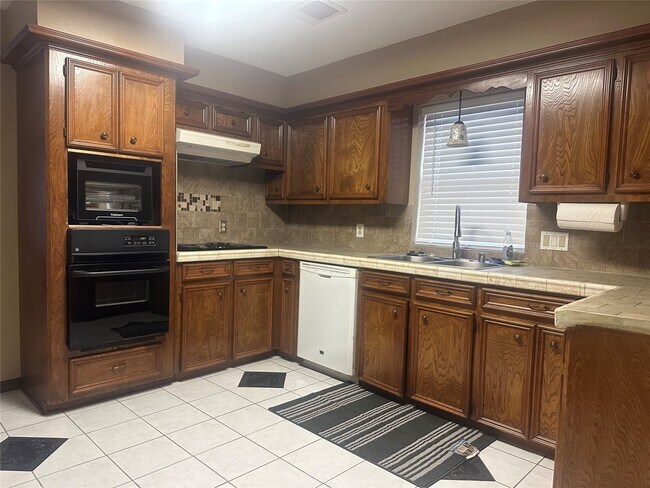Building Photo - 14802 Sagamore Hills Dr