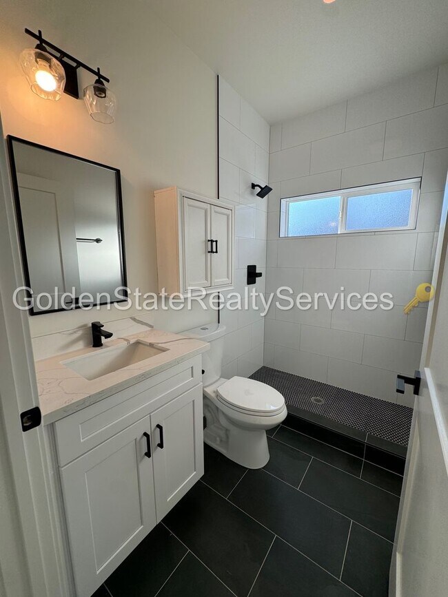 Building Photo - Pleasant St