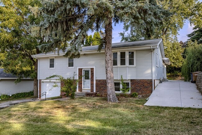 Building Photo - Must See Updated Bellevue Home!!