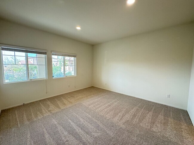 Building Photo - Beautiful 5Bd/3.5Ba Home in Cul-de-Sac in Riverside w/new Turf Back Yard and New Carpet!