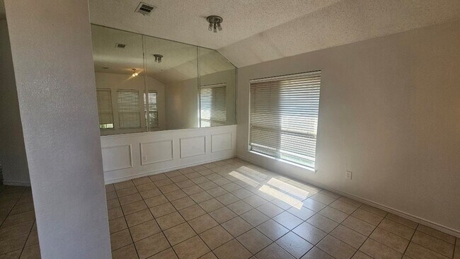 Building Photo - 2100 Cantura Dr
