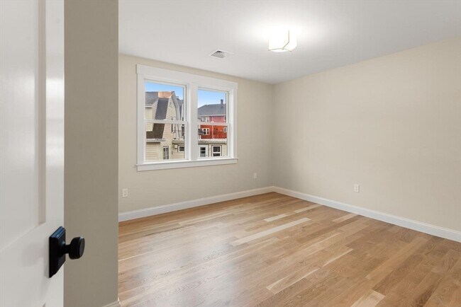Building Photo - 45 Maplewood St