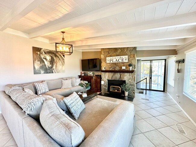 Building Photo - Beautiful, Shorter-Term, Fully Furnished Upstairs Guest Home, on Secluded Hilltop Property with M...