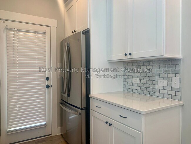 Building Photo - 443 Como Dr