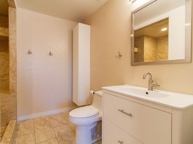 Building Photo - **Charming 2 Bedroom Condo for Rent at Park Centre**