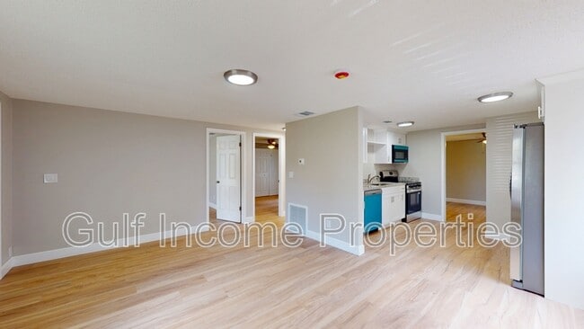 Building Photo - 2515 30th Ave Dr E