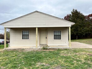 Building Photo - FOR LEASE! Cozy One Bedroom Home With Cent...