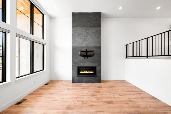 Building Photo - LUX 3BD, 5BA Modern Townhome at 9th & CO Near Congress Park