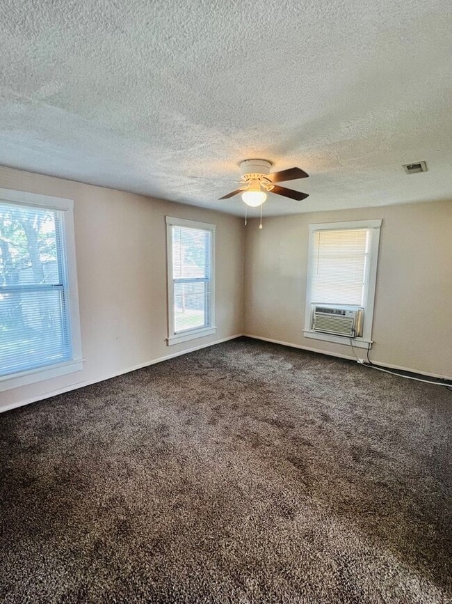 Building Photo - Spacious 2 Story Home