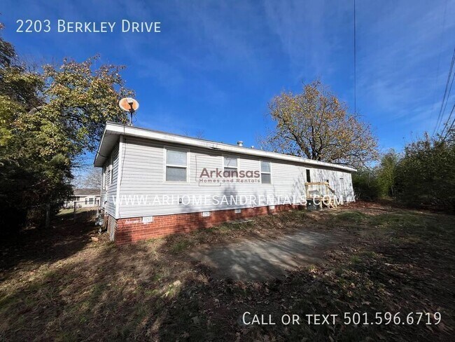 Building Photo - 2203 N Berkley Dr