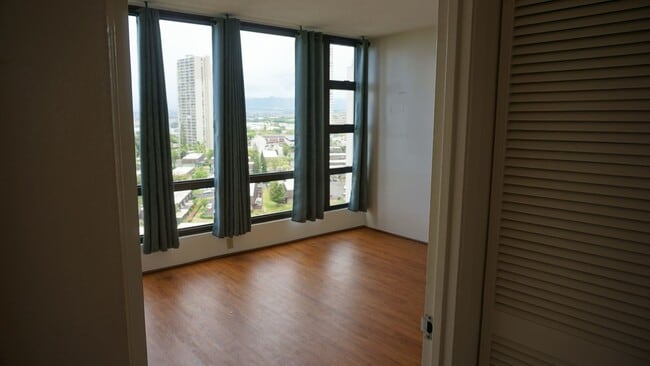Building Photo - 2-bedroom, 1-bathroom unit with stunning m...