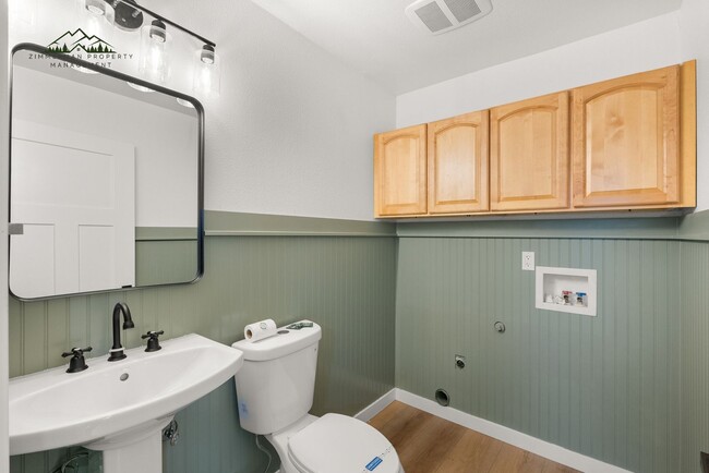 Building Photo - 3 bedroom 2.5 bathroom Home located in the...