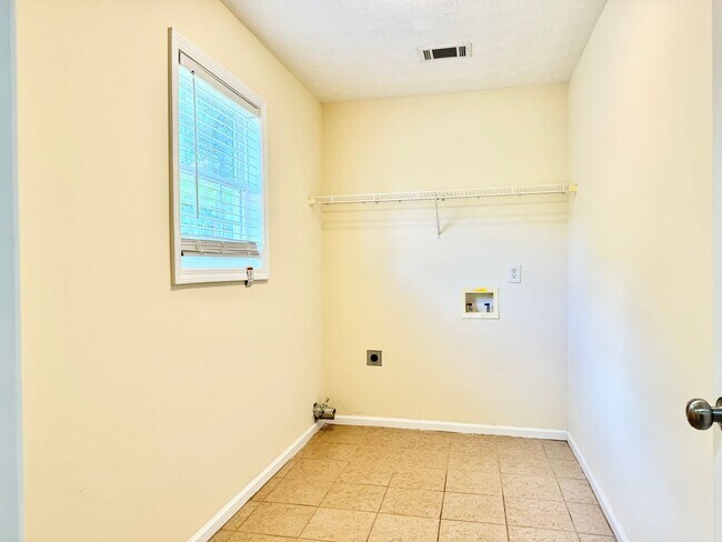Building Photo - 4BR/2.5BA Open & Bright Lawrenceville Home