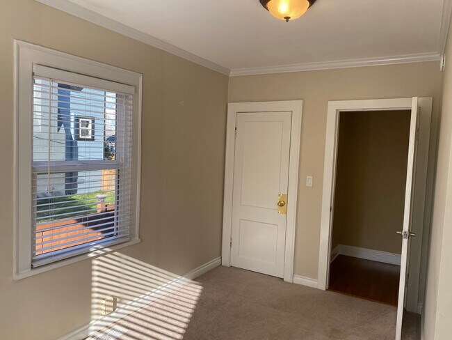 Building Photo - Ballard Loyal Heights Home