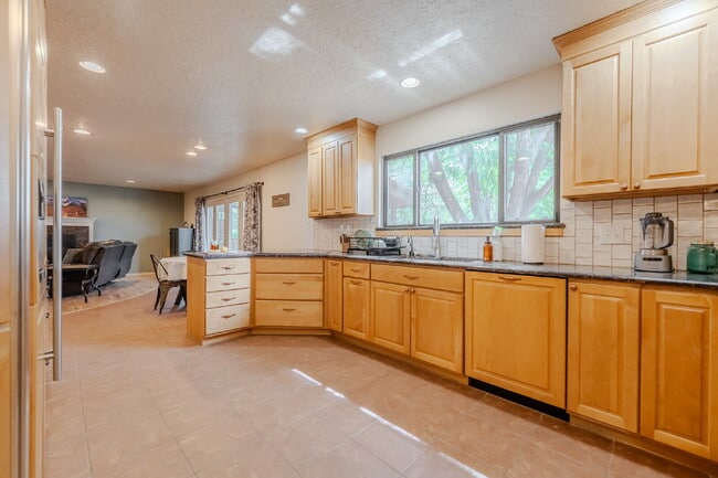 Building Photo - Private Room with Private Bath in Spacious...