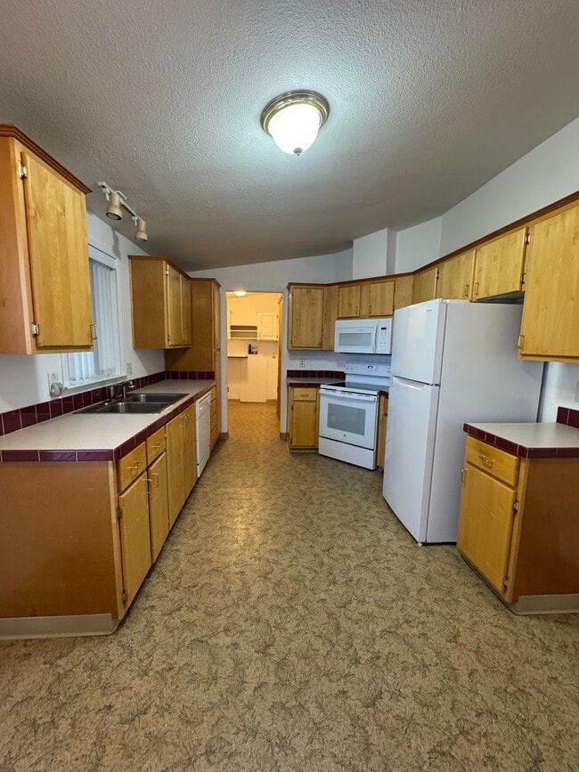 Building Photo - 3 bed 2 bath w/ AC - Water/Sewer included ...