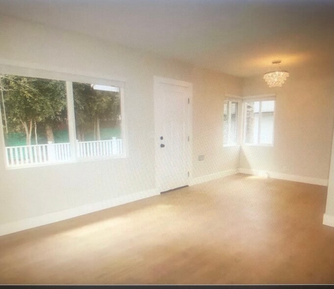 833.5 Living room - 827 E Washington Blvd