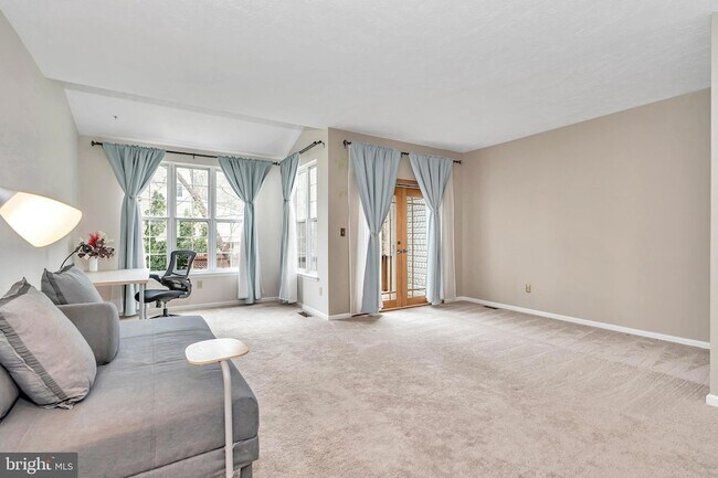 Building Photo - 465 Woodstock Ln