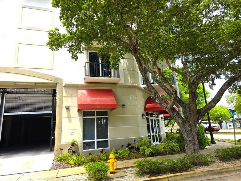 Building Photo - 2701 SW 3rd Ave