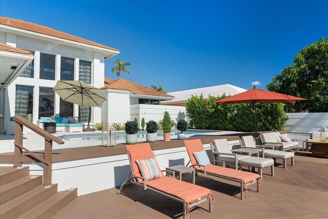 Building Photo - 3050 NE 43rd St