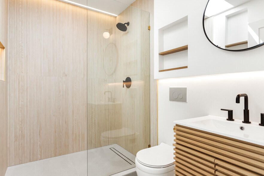 Shower - 23046 Saticoy St