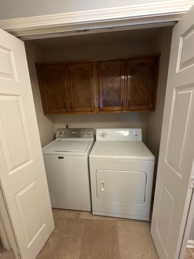 Building Photo - Beautiful 3 Bedroom 2 full bathroom home in Collierville