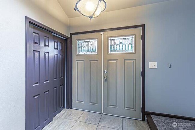 Building Photo - Immaculate & HUGE 5-Bedroom Home in Desira...