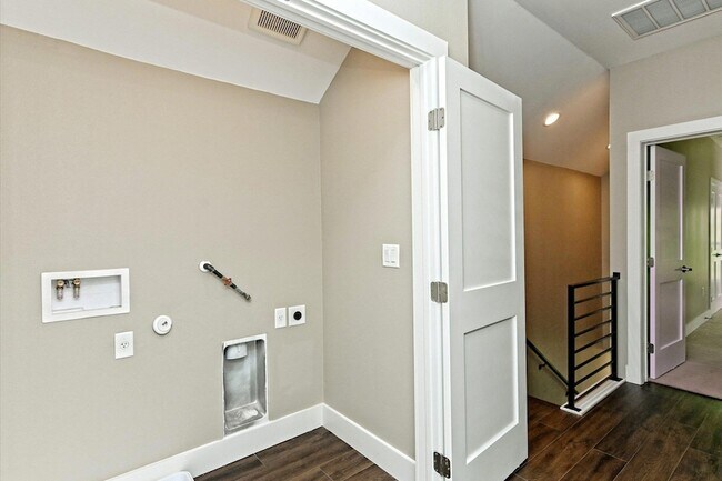 Building Photo - 1202 Cometa St