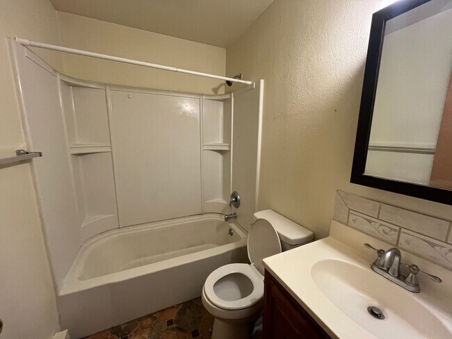 Building Photo - Fantastic Duplex Unit in Loveland