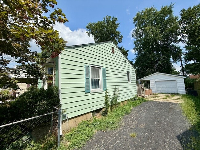 Building Photo - 2 Bed / 1 Bath House with lots of Features...