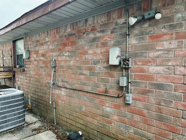 Building Photo - 415 Zinn Dr