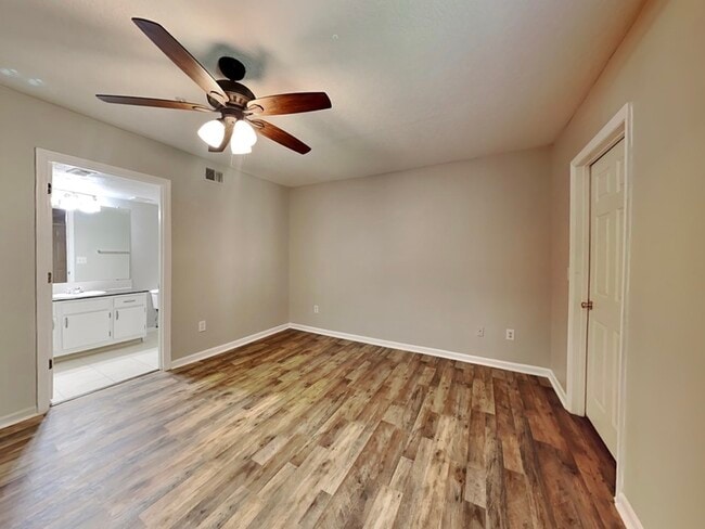Building Photo - 725 Crest Pines Dr